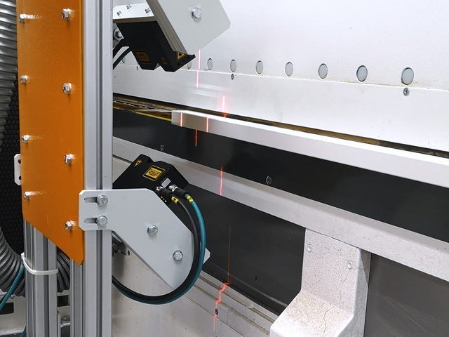 EDGEIN­SPECT - Laser 3D edge inspection reliable defect detection